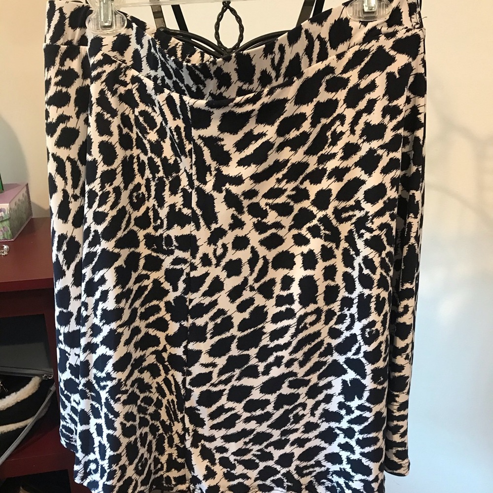 Le Lis black and white fully lined skirt pull on no zippers